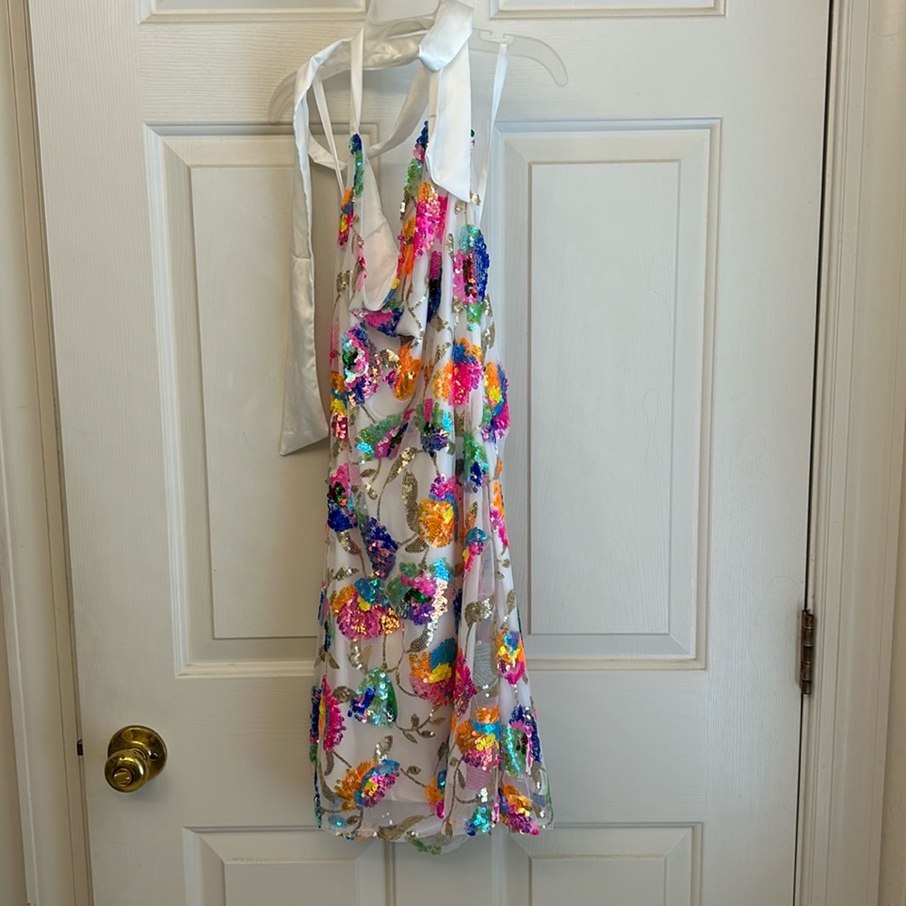 SelfieLeslie | fun sequin dress